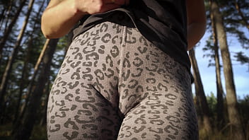 Girl Teases Her Big Cameltoe In Leopard Leggings Outdoors 4K