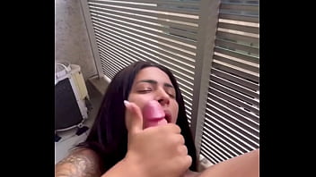 Boquete de garganta profunda enfiando até o talo,gozada na boca sem pena