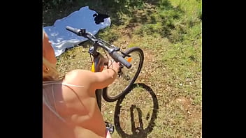 Il me baise en forêt