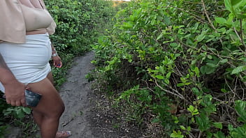 Lotando o Cuzinho da Safada: Foda Anal na Praia no Pelo e sem Dó