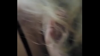 Kim mamando la verga de un amigo y lo graba para mandarle el vídeo a su esposo