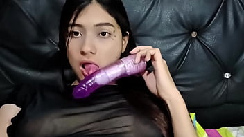 Esta sirvienta vino en pantalones cortos, provocando… no hubo manera, la follé hasta que me corrí