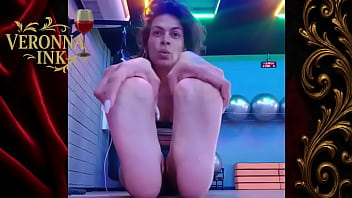 Alongamento íntimo e massagem nos pés
