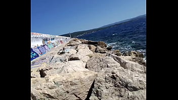 Après avoir bien exhibé ma chate sur une digue je le suce a fond et il me baise