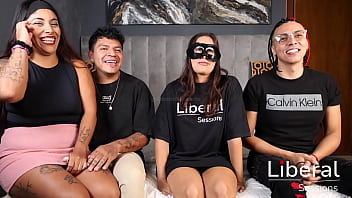 debut chica amateur petite coge 2 amigos en trío