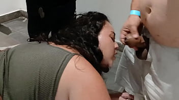 Fui entrar no quarto dos casais na base dos sapecas e acabei virando a putinha do gangbang