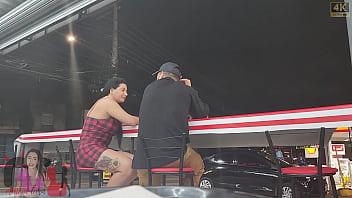Fui na pastelaria apenas comer um pastal claro mas não esperava ser reconhecida por um safado que não parava de me olhar, cheguei juntoe fomos foder no carro.