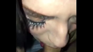 ME DIERON GANAS DE ESCUCHAR A ESTE CHICO SENSUAL GIMIENDO DE PLACER MIENTRAS YO LE HACIA LA MEJOR GARGANTA PROFUNDA QUE ME HAN DICHO QUE HAGA HASTA EL MOMENTO EN UNA RICA SESION SEXUAL DISFRUTANDO
