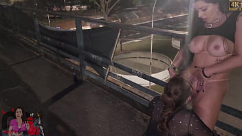 Casada Gostosa vai para o role com a amiga novinha, e resolvem parar em um viaduto publico para dar a buceta.