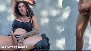 Travesti pauzuda a Sabrina Prezotte fodendo com o peão em sua passagem na fazenda, vocês tambem querem uma peoa dessa.