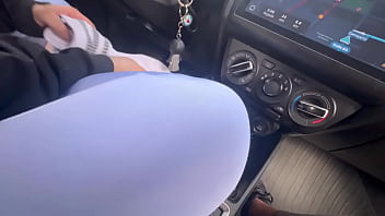 Grabo los pies de mi amante mientras conduce su auto y se masturba al final porque siente los pedales de su auto