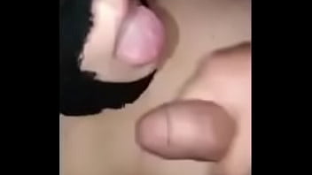 Chupándole la verga a mi novio hasta sacarle la leche