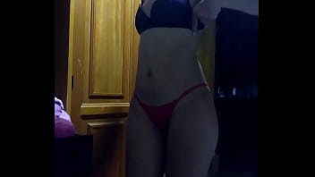Esposa se arruma para o amigo do marido – 1