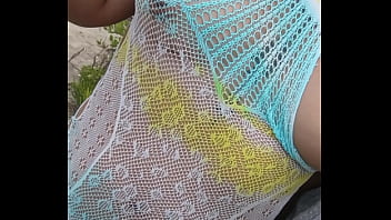 Juegan con mis tetas en público