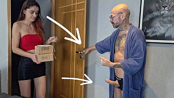 EXCLUSIVO! Velho pervertido recebe entregadora com pau de fora!
