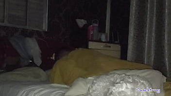 Casal é filmado no escurinho fazendo squirt,deu duas gozadas!