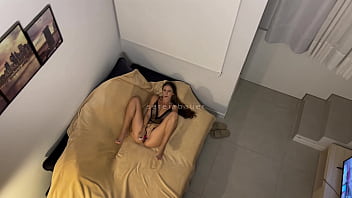 LOIRA DO OLHO AZUL FILMADA PELA CAMERA DE SEGURANÇA USANDO SEU BRINQUEDINHO DE MADRUGADA