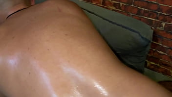 Fui visitar um amigo ele me pegou no sofá, chupou meu rabo e meteu o pau grossão no meu cu – Parte 03
