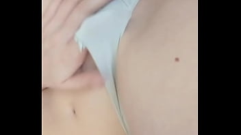Je retire ma culotte et je te montre ma chatte