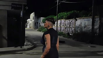 la putta se aburre de chupar pija en la esquina y entra a que el macho le rompa el culo