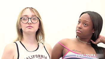 Putalocura – La teen rubia Emejota comparte lefa con la morena colombiana Paris en bukkake morboso
