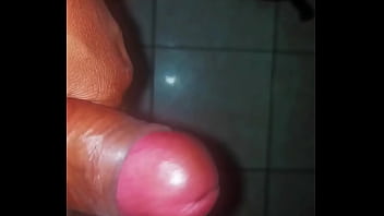 “Amateur Guy Jerking Off, Big Cumshot Show … Chico Amateur Masturbándose, Gran Corrida”