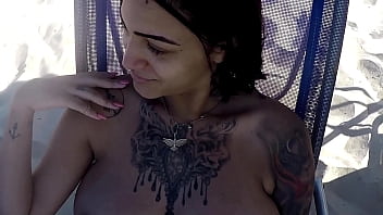 Sexo na praia em público