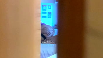 Conheci um rapaz no litoral, e ele veio visitar-me. Acabámos por fazer sexo num hotel. Convenceu-me a enfiar o pau dele em mim sem preservativo.Acabou por gozar dentro de mim.