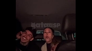 Conheci um gato no barzinho, fiquei de namoradinha e levei-o embora no meu carro, enquanto corno dirigia!