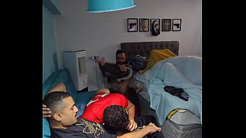 Descobri que meu primo novinho é uma putinha na rua, vive dando o cu pra homem casado… convidei 4 amigos héteros pra assistir filme e comer sua bunda virgem