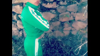 Chico se masturba con buzo verde con audio de gemidos