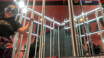 Guatemalteca bailando entre tubos moviendo su rico culote