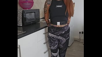PEE DESPERATION IN MY LEGGINGS