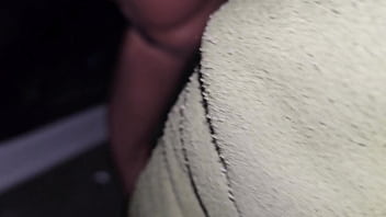 Deu o cu no meio da rua com todo mundo olhando. Essa gostosa foi para a praça publica, cheia de tesão e brincou com os machos e depois fez um anal delicioso.